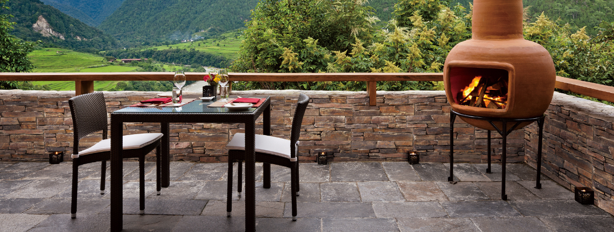 野趣あふれる石積みパネル