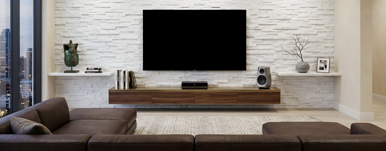 テレビ背面に白いレッジストーンのアクセントウォール