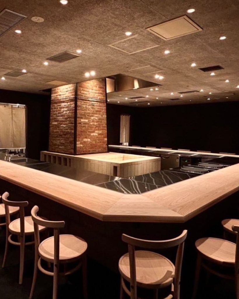 飲食店にはお客様の非日常な空間を提供することが必要です。アンティークレンガの時代を経た雰囲気を使いましょう。