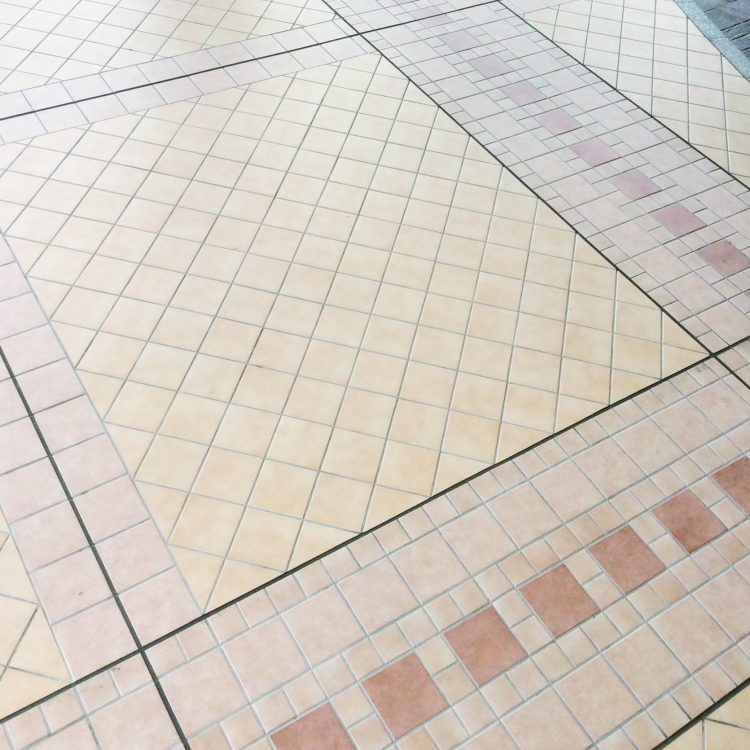 汚れにくいテラコッタ調玄関床タイル