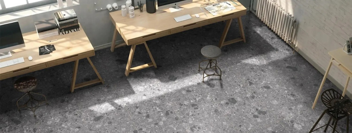 ナチュラルモダンの都会的な空間を作るグレーのテラゾータイル施工画像