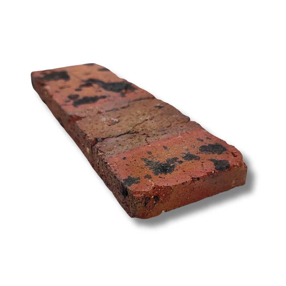 歴史ある建物を解体した際に取れるアンティークレンガ。風化した形や色が特徴の煉瓦。