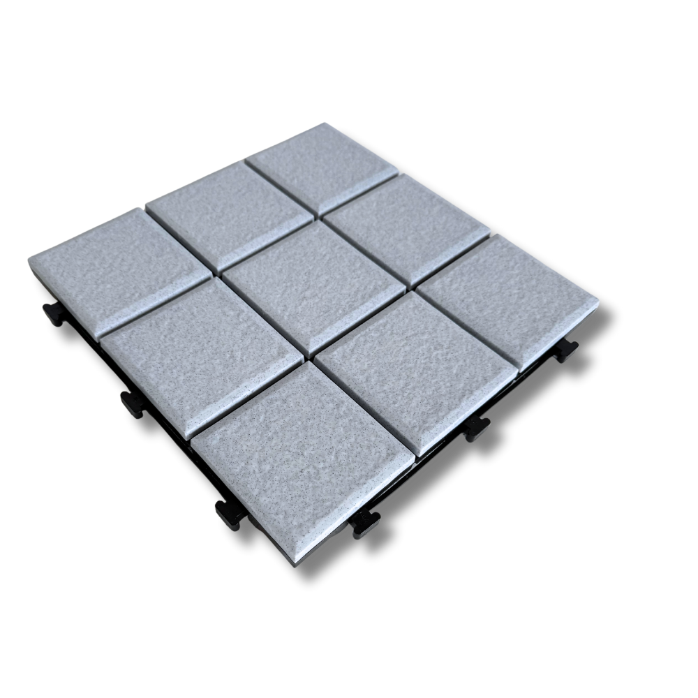 軽量な樹脂素材のジョイントタイル300角ライトブルー。ベランダに明るい床面を作る床材。