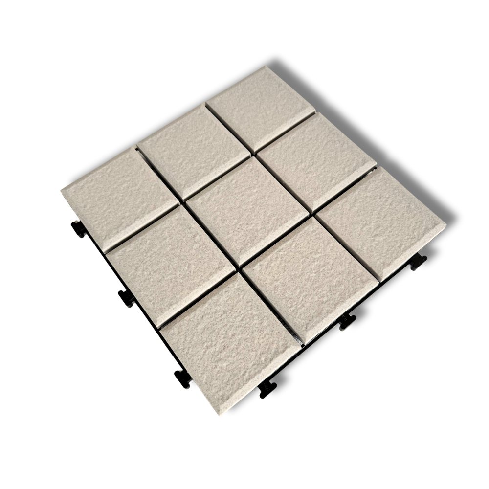 ジョイント式タイルの樹脂製タイプ。300角で軽量なベランダ用床材クリーム色。