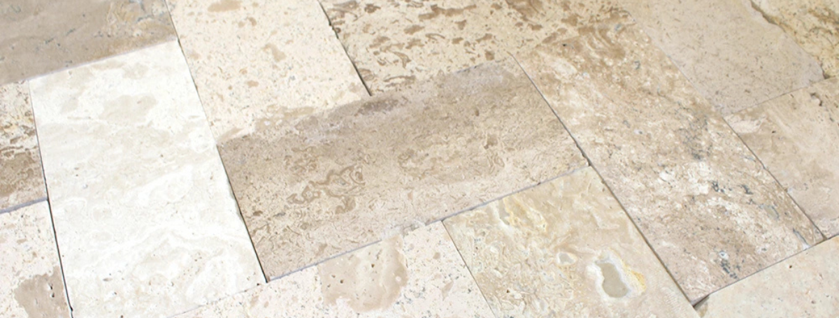 天然石のナチュラルな色合いがわかる施工事例画像。床面専用の天然石レクタングル石。
