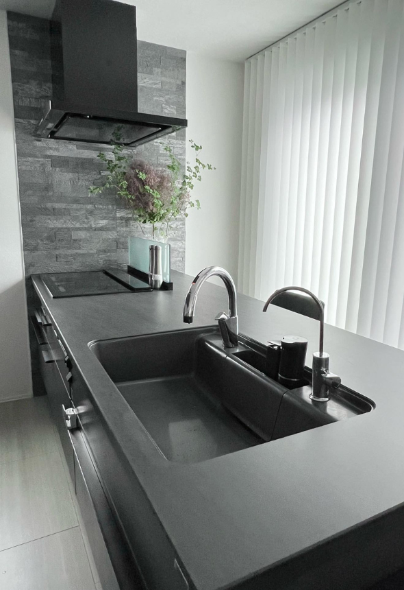 シールタイプの天然石をキッチンのアクセントウォールへ施工した施工事例画像。