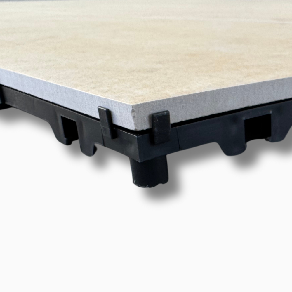 ジョイントタイルの高さや水捌けの良さを紹介した横から見た画像。