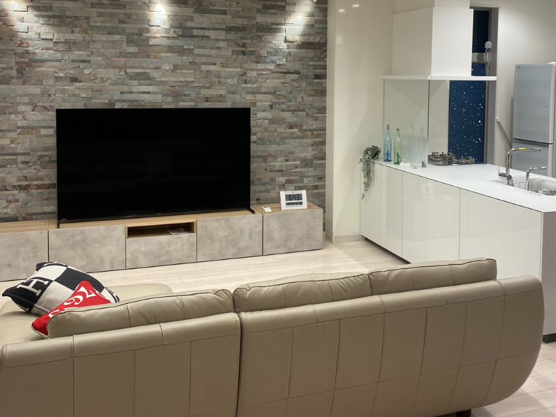 ナチュラル感ある色合いの天然石を施工したテレビ背面の施工事例。