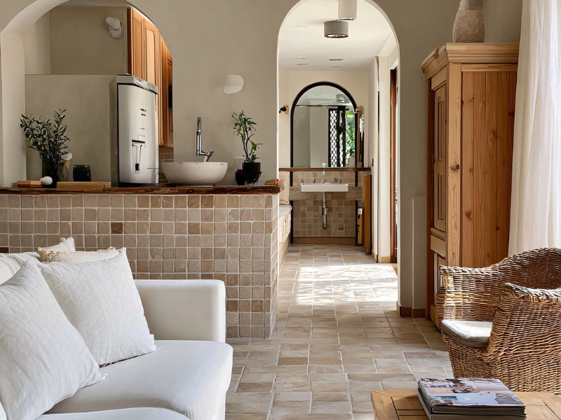 ナチュラルモダンなインテリアの施工事例画像。天然石のモザイクシートを壁面にした施工事例。