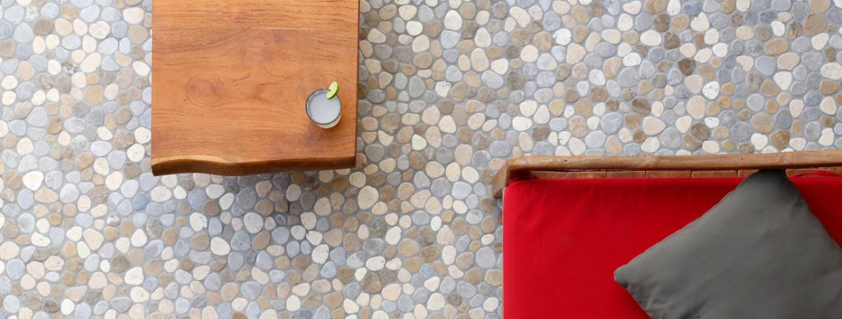 天然石のペブルストーンモザイクタイル。丸みのある小石を並べた床・壁用シート