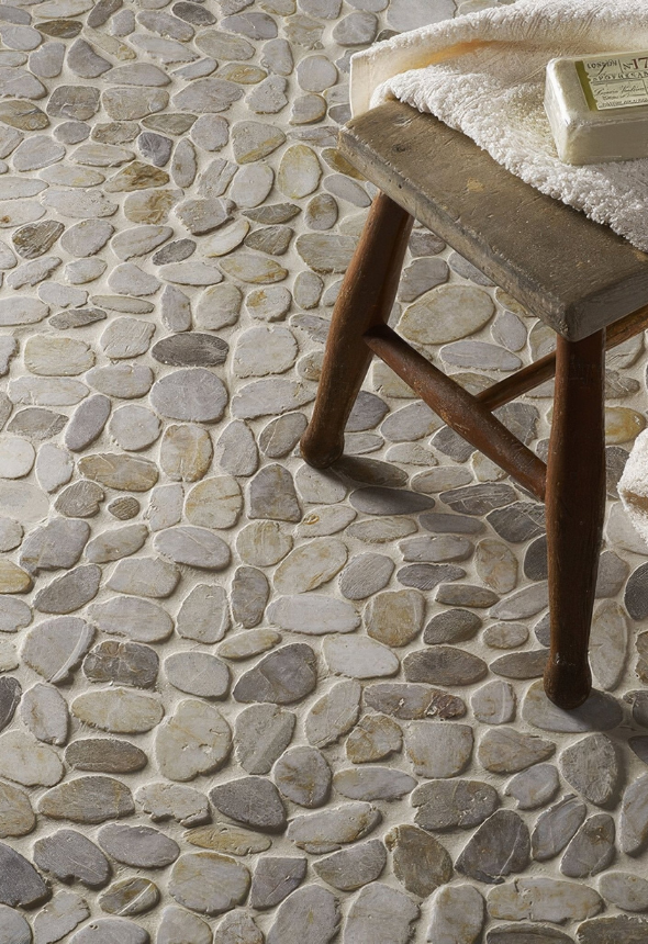 表面をフラットに加工した天然石ペブルストーン。均一な高さで施工しやすい床・壁用モザイクタイル