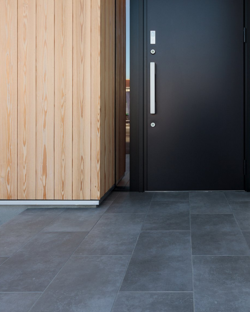 都会的でスタイリッシュさがある玄関タイル、グレー色のアーレイ