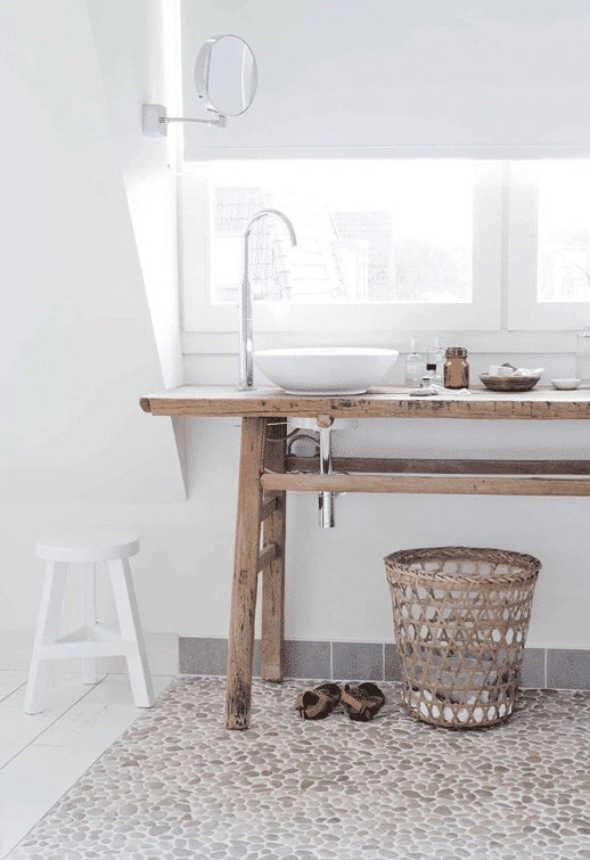 アンティーク調インテリアに合わせやすい天然石のペブルシート。川石の丸みが柔らかな印象を作ります。