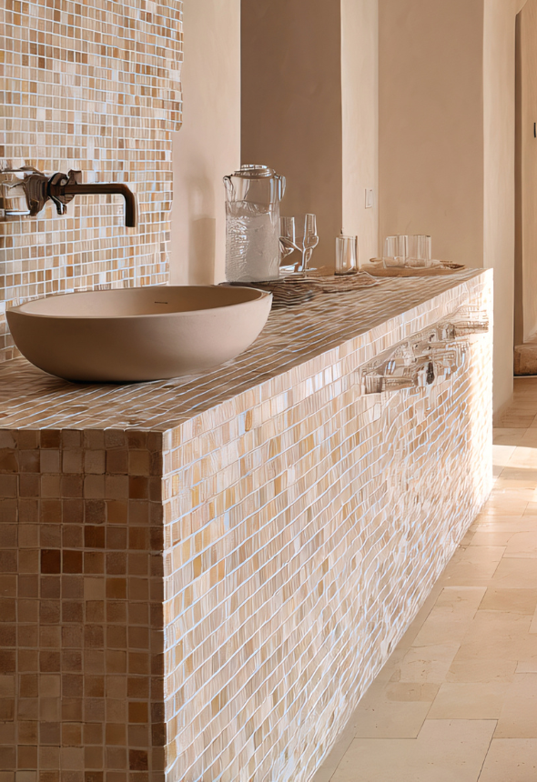 天然石のモザイクシートを壁面に貼ったシンク。天然石モザイクは壁や床のどちらにも使用できます。