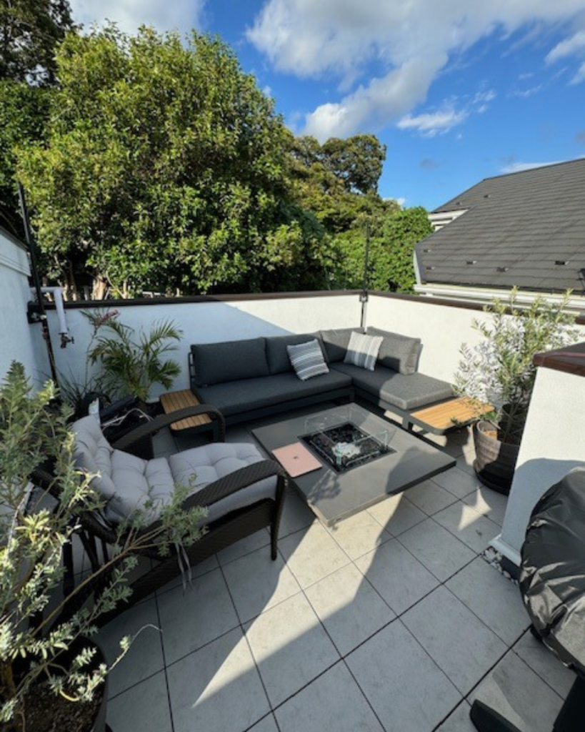 ジョイントタイルを使ったベランダDIYの施工事例画像。本物のタイルを使った本格的な床面が作れるジョイントタイル。