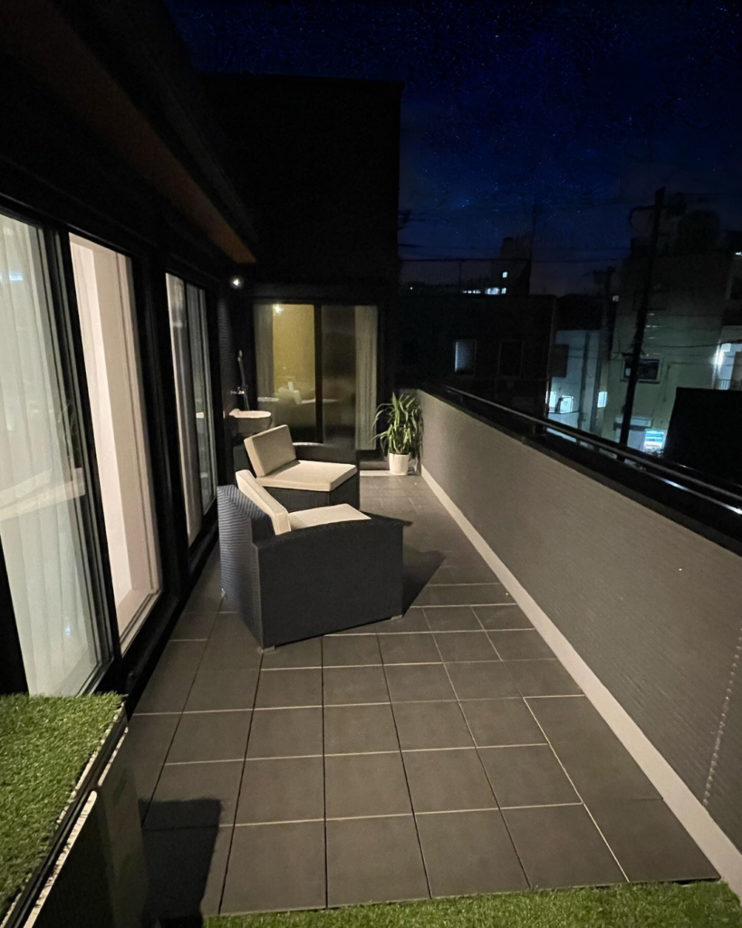 ベランダに設置したジョイントタイルの施工事例画像。グレーの陶器のタイルで作る簡単設置のジョイント式。