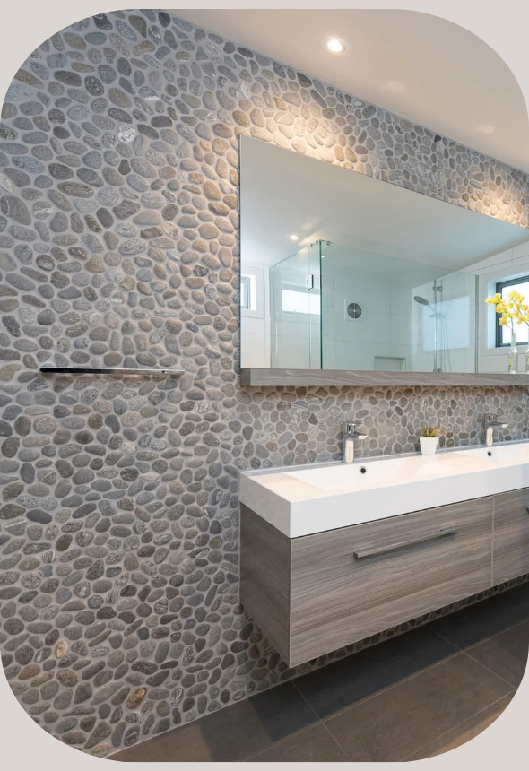 壁に張り巡らしたペブルストーン。表面に凹凸がある立体的な仕上げ。