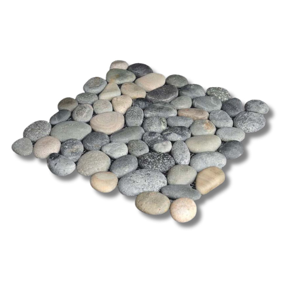 丸みを帯びた川石で立体感を残したデザインのペブルシート。壁床どちらにも使えるモザイクシート。