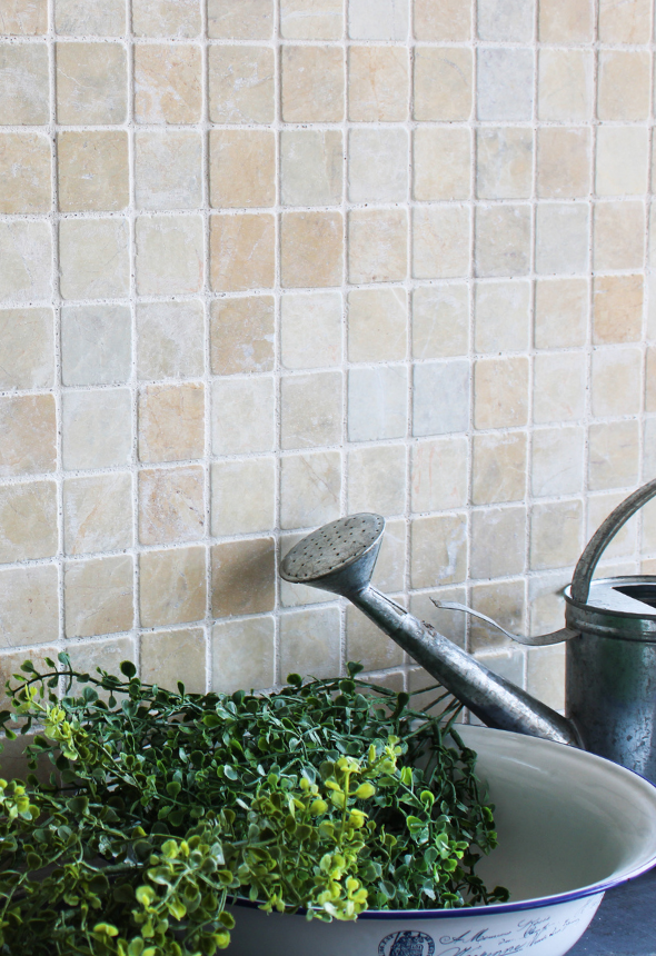 フラットな天然石モザイクシート。珍しく大きなピースなので、壁床どちらにも使用可能。