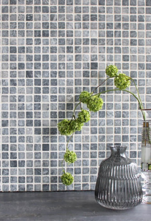 小さなピースのモザイクシート。天然石の色ムラがあり、壁面や床面どちらにも使用可能なモザイクです。