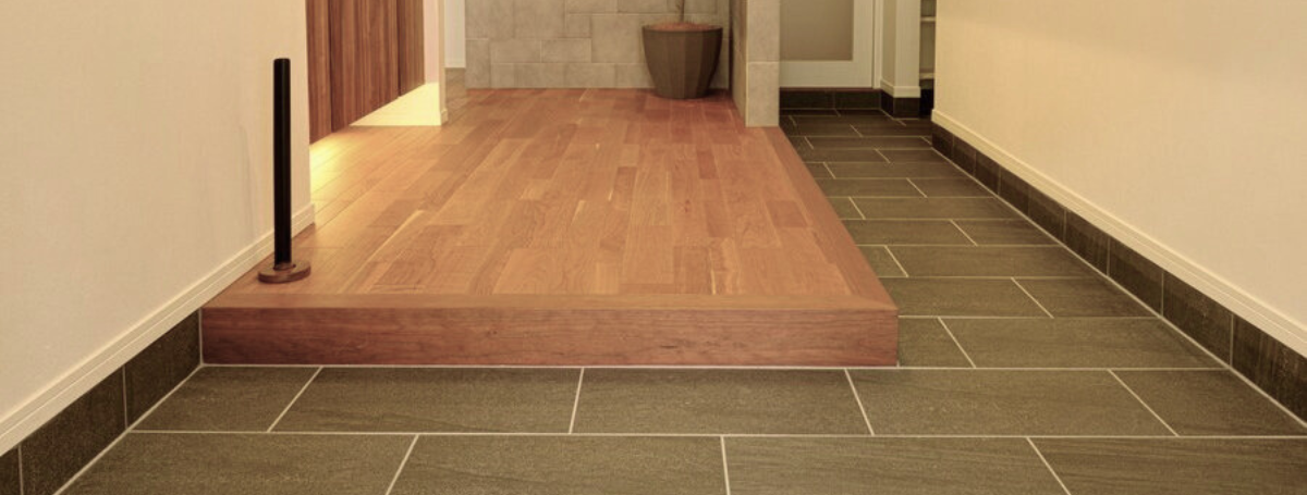 グレーの長方形タイルを使った落ち着いた印象の玄関。