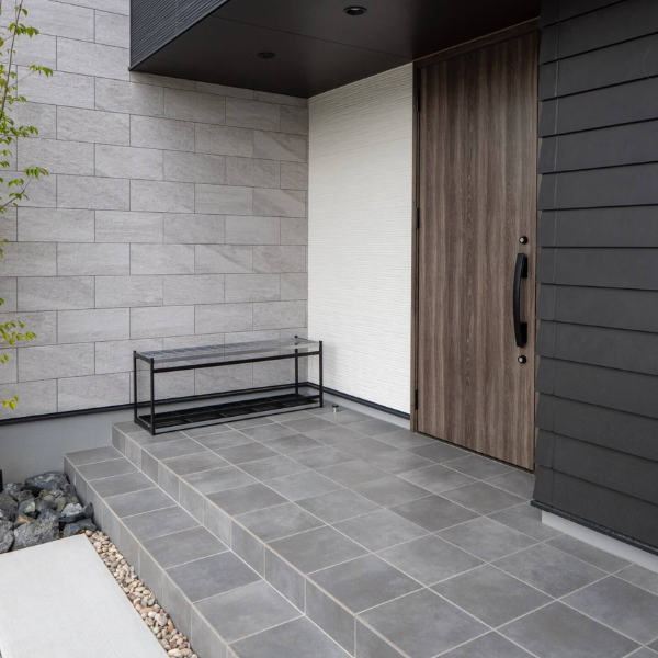 アンティーク調の色ムラがあるグレー系玄関タイル