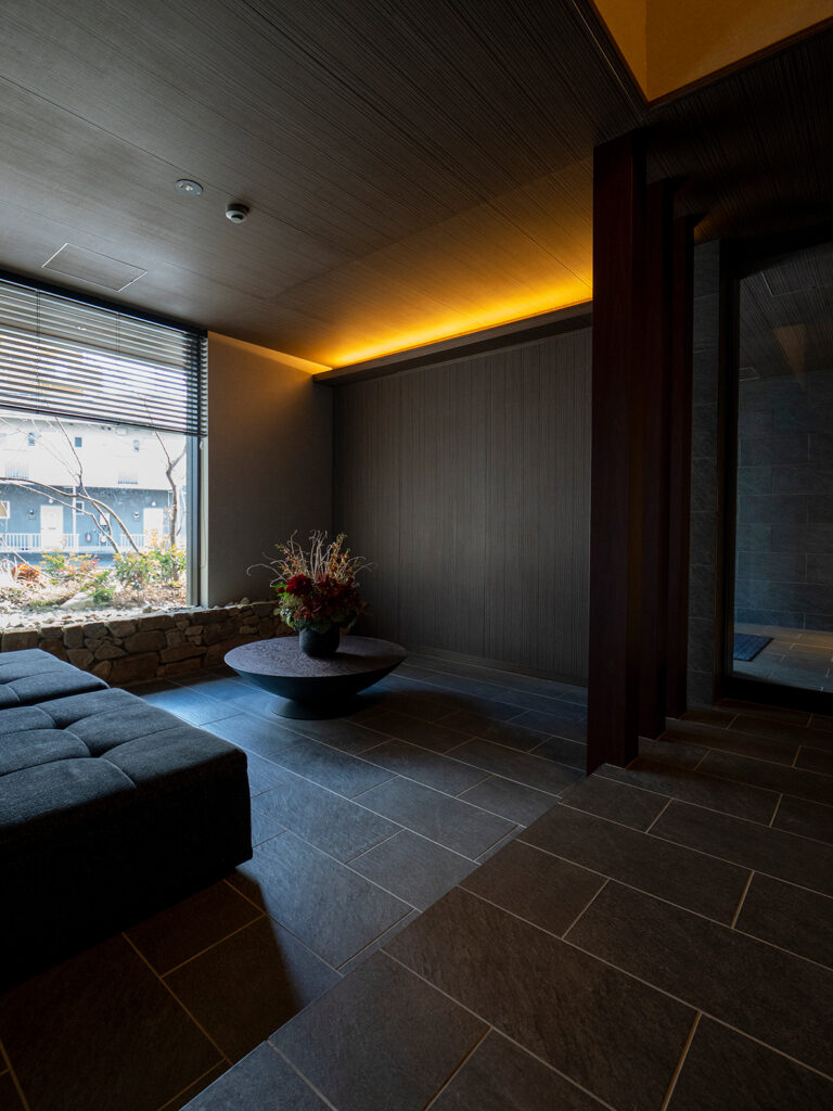 暗い場所では黒く見えるグレーの玄関タイル