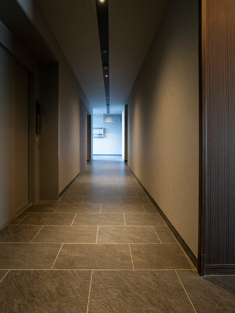 石目模様が高級な雰囲気のグレー玄関タイル