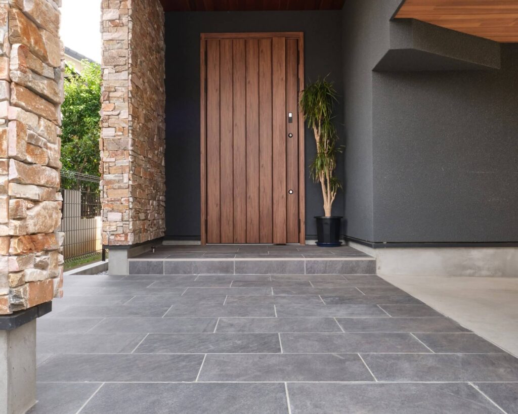 車寄せに使用できるエクステリア対応の舗石タイルの施工実例