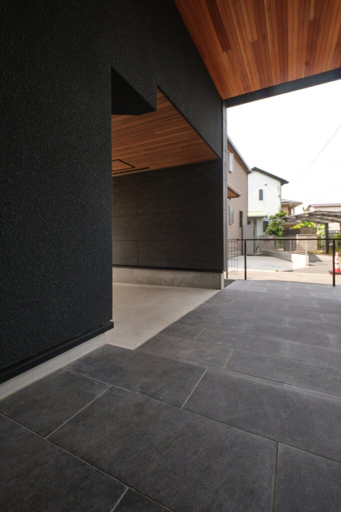 車寄せに使用できる舗石タイルのペルニで統一感ある玄関ポーチ