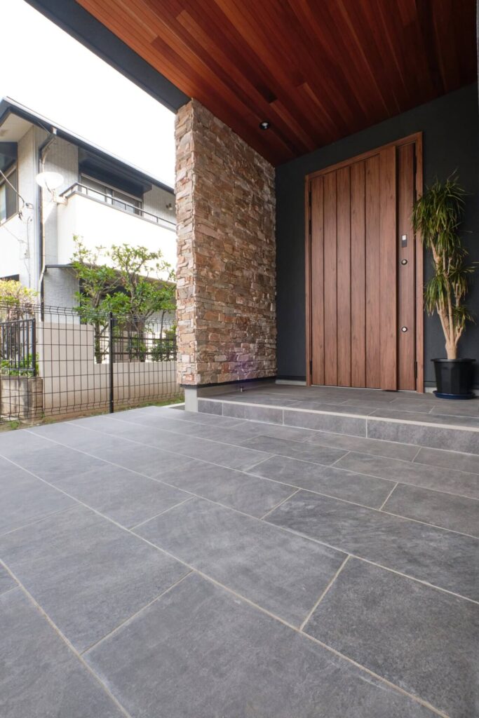 天然石のように見える玄関タイルのペルニグレー色