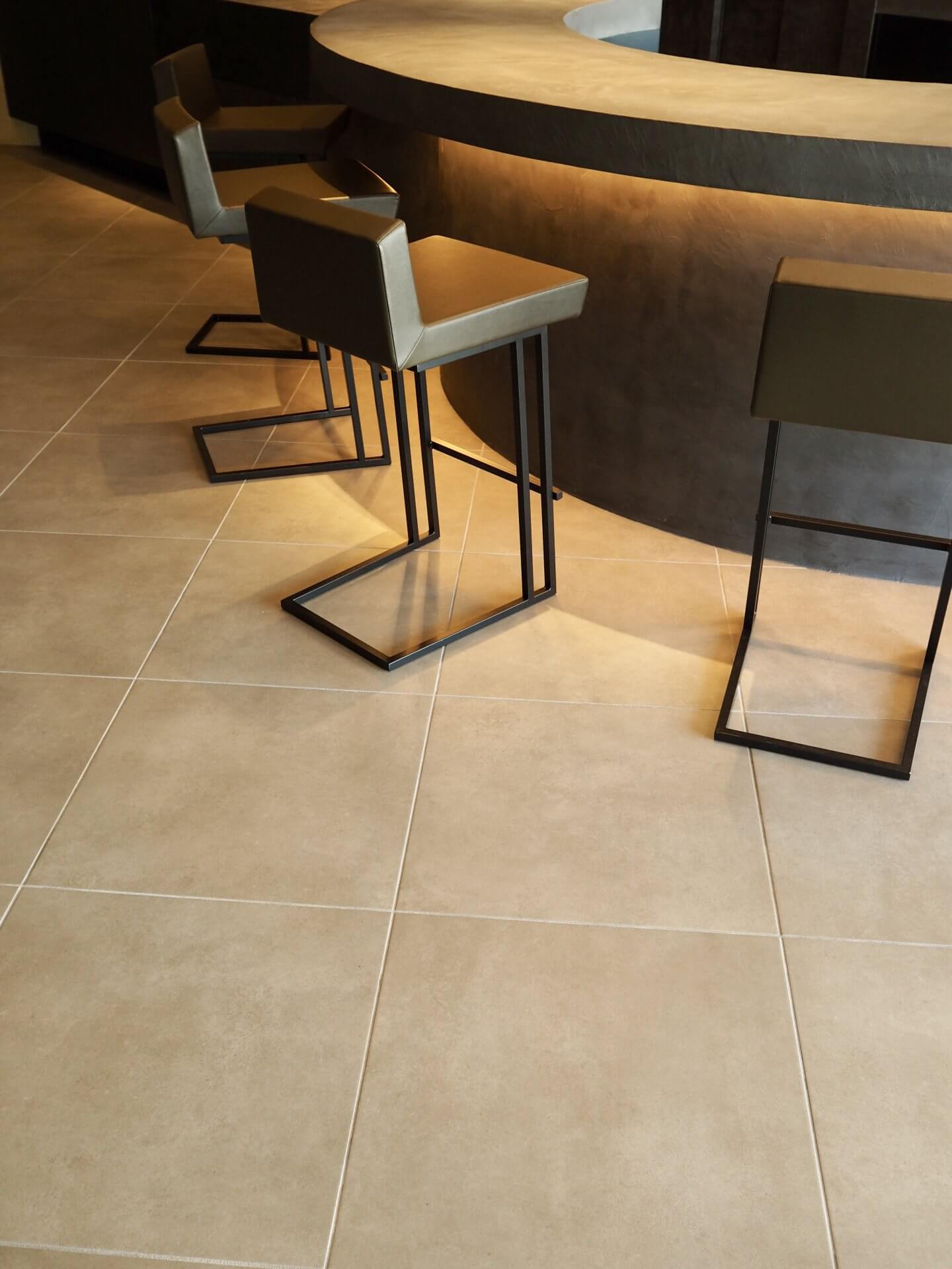 グレージュカラーのナチュラル系玄関タイル