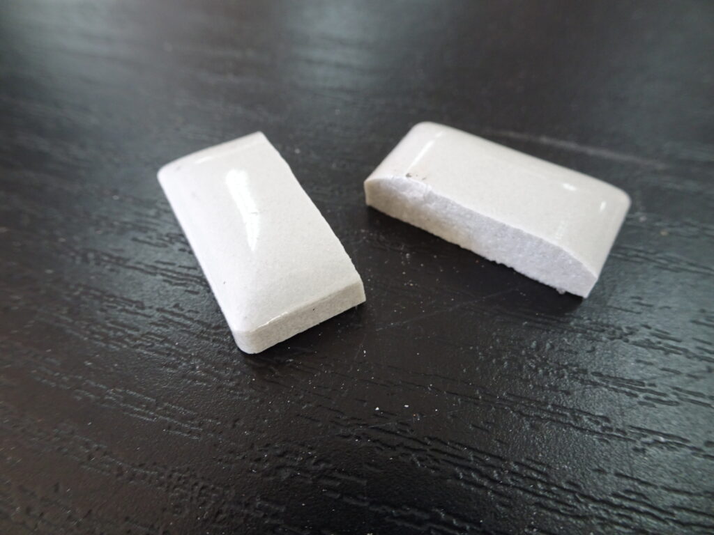 タイルニッパーでカットしたタイルのアップ画像