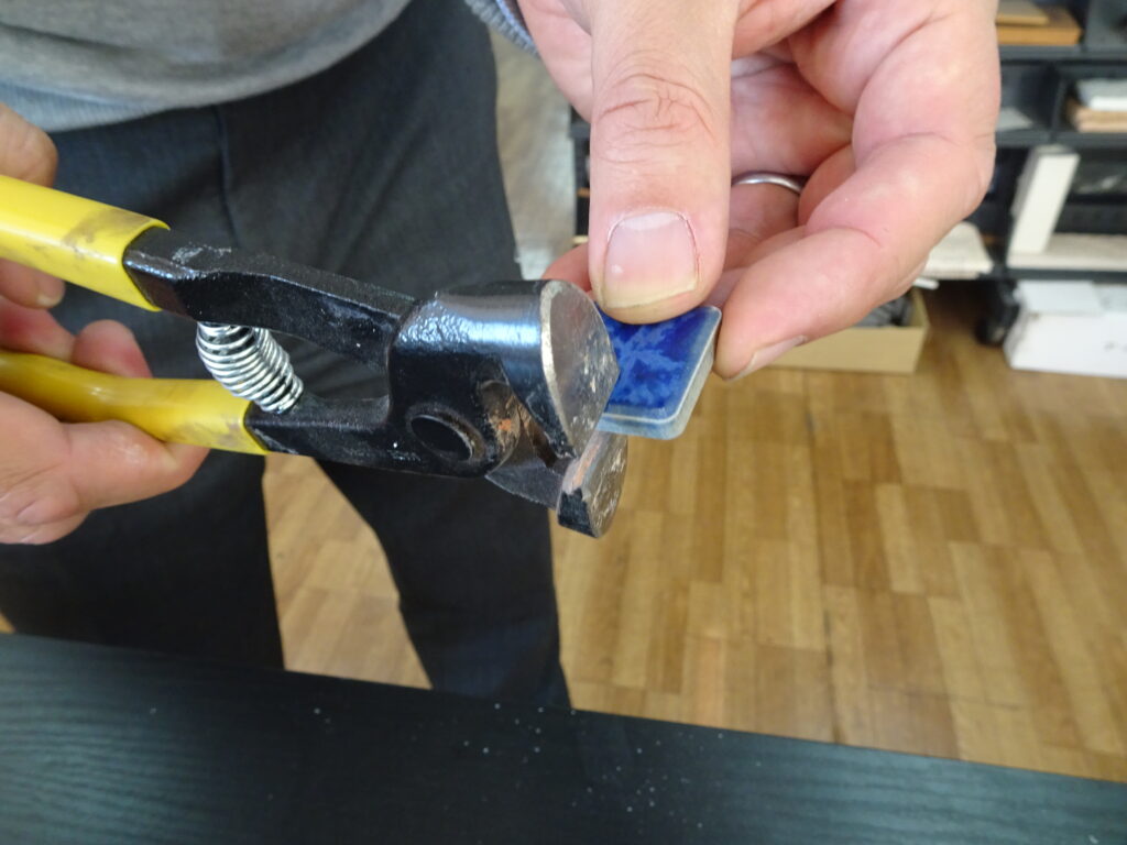 タイルニッパーでタイルをカットする方法解説画像2