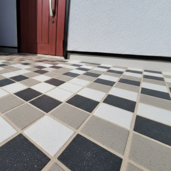 100角の小さなタイルを敷き詰めた玄関床