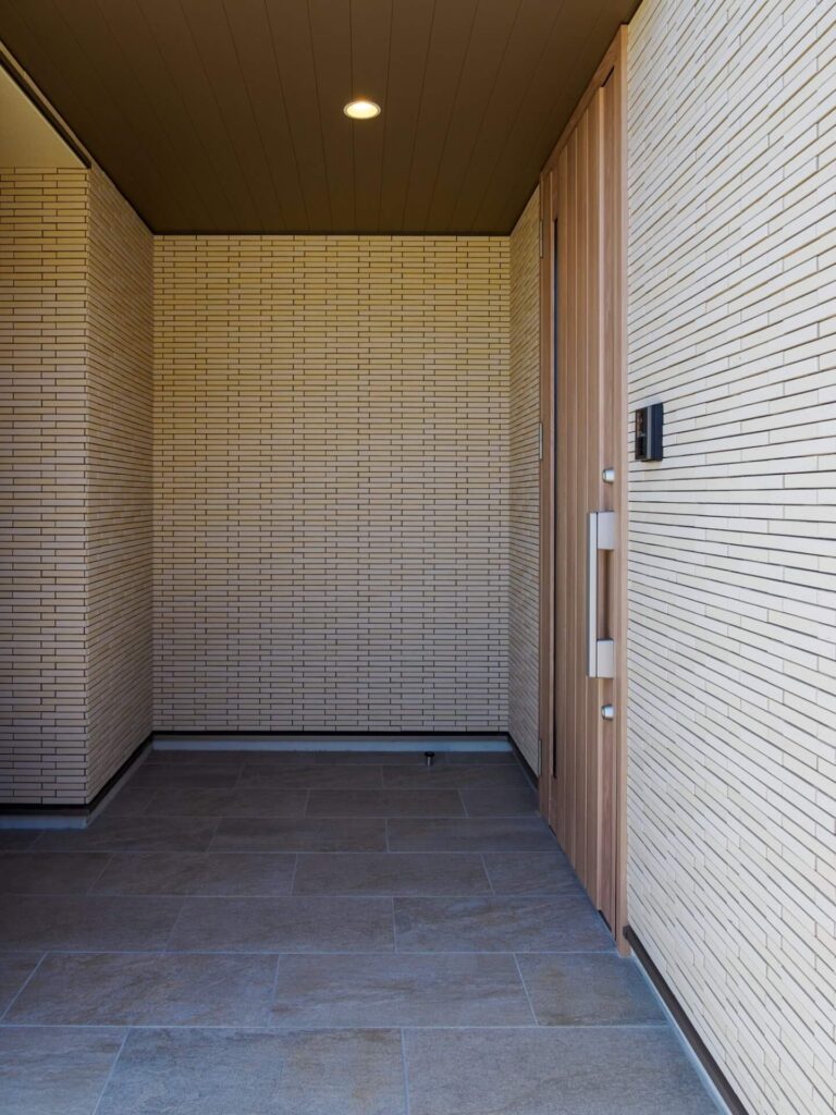 グレージュ系で高級感ある玄関タイル