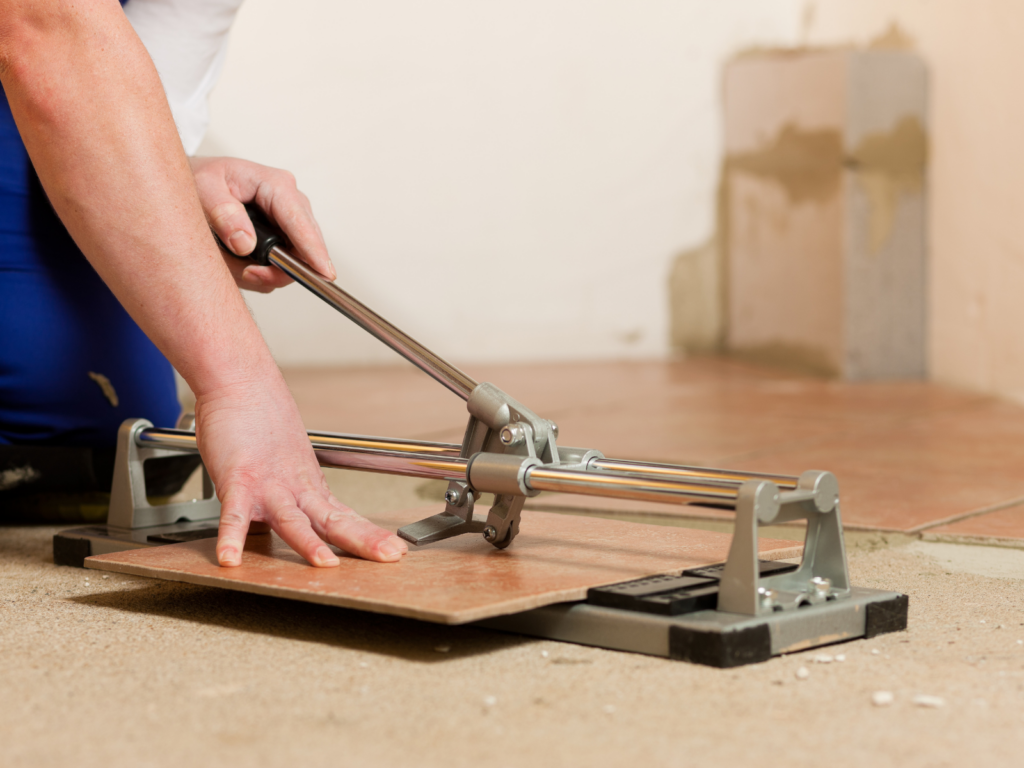 タイルカッターで床タイルを切断する画像