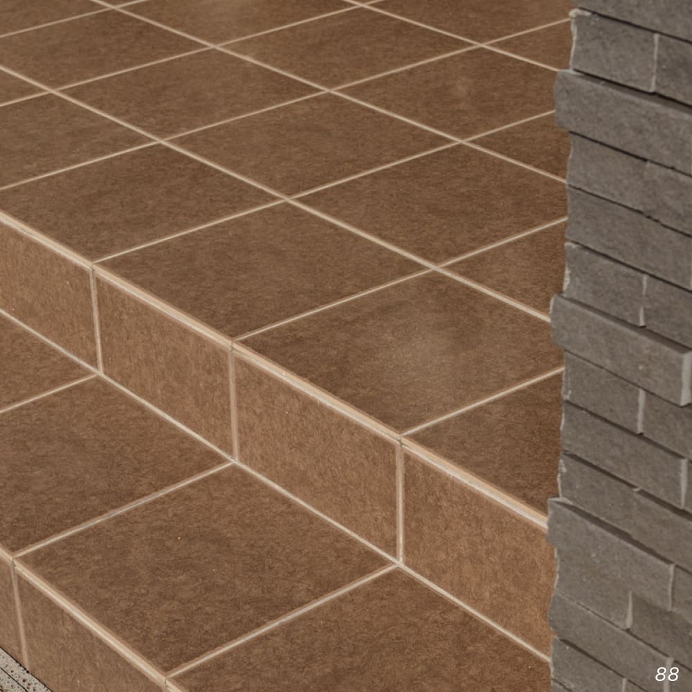 ブラウンの玄関タイル