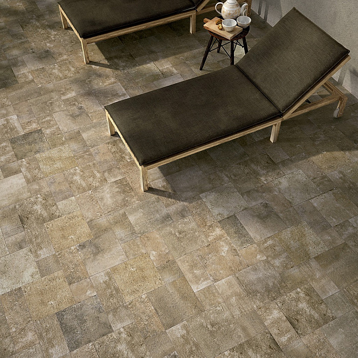 ナチュラル系玄関床タイルベージュ系