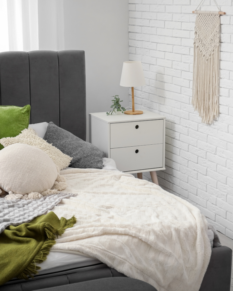 アンティーク調の白いレンガ壁のベッドルーム。ナチュラルモダンなインテリア施工参考画像。