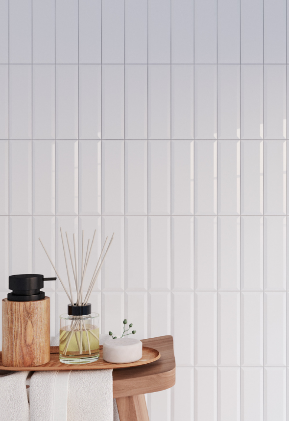 ボーダー状の白いタイルを使用したアクセントウォール