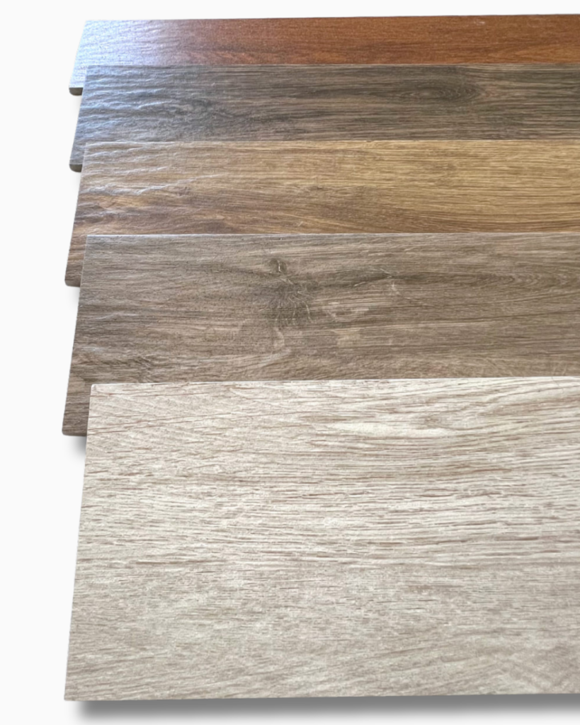 木目調ウッドタイルのクローズアップ画像。木目や艶がわかる参考画像。