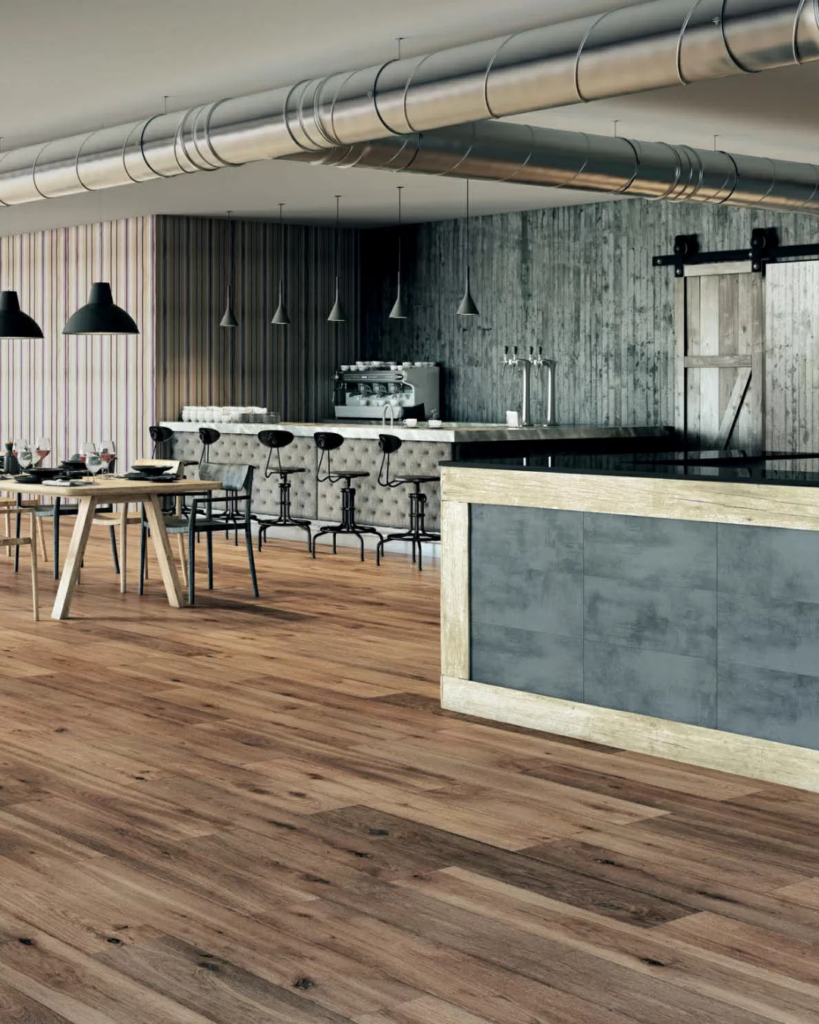 飲食店の床面に使用した本格的なブラウンのウッド調フロアタイルの施工実例。