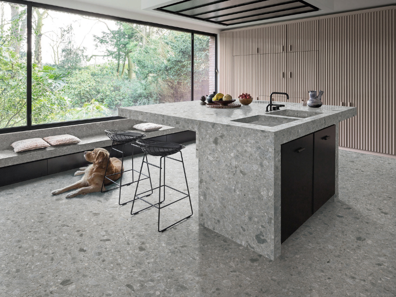 グレーインテリアにテラゾータイルを使ったナチュラルモダンなキッチン。