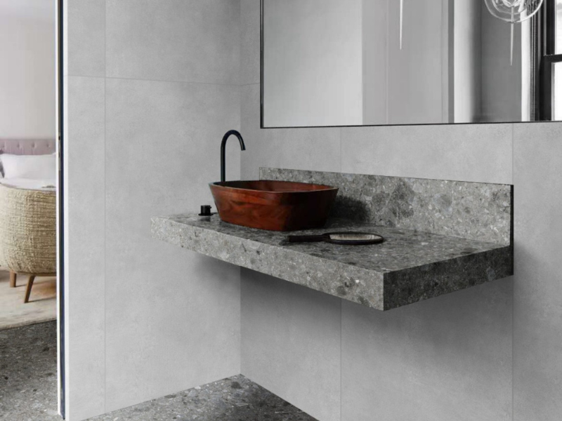 グレーインテリアにテラゾータイルを使ったナチュラルモダンな洗面台と床。