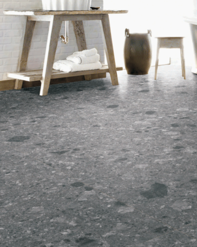 グレーインテリアにテラゾータイルを使ったナチュラルモダンな洗面所。