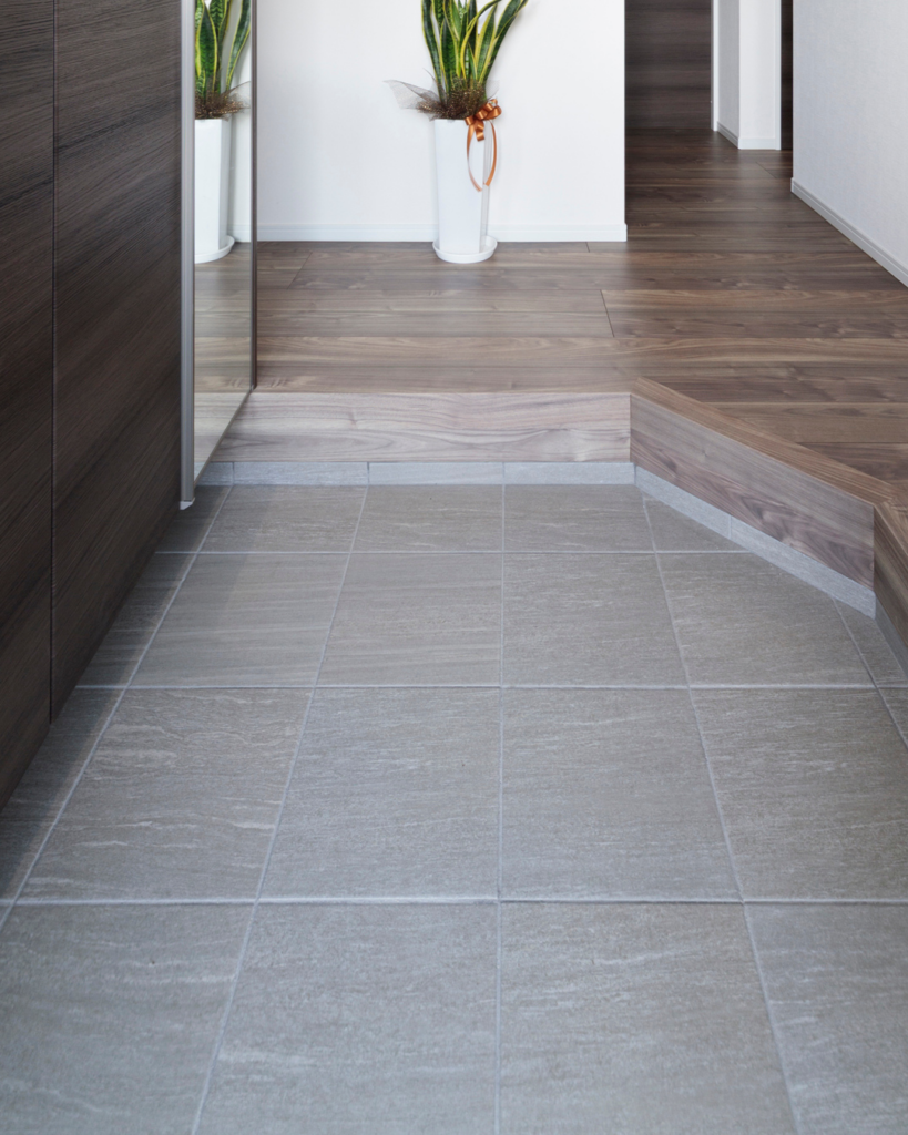 ライムストーンの柔らかな風合いを再現した玄関タイルのシエナ、グレー色の玄関タイル
