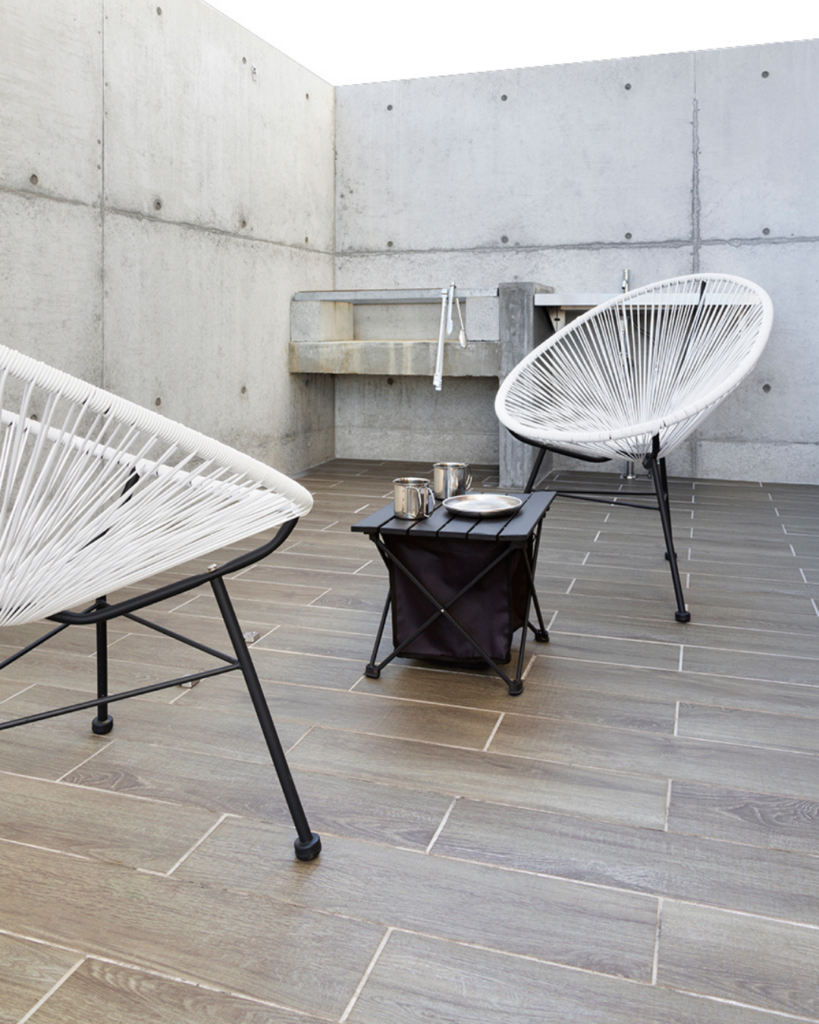 リアルさを再現した木目調タイルで作ったタイルデッキ。屋外使用が可能なことがわかる施工実例。