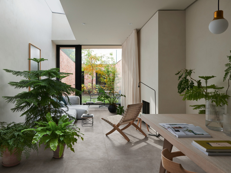 コンクリートスラブでナチュラルな風合いのベージュの床タイル施工実例