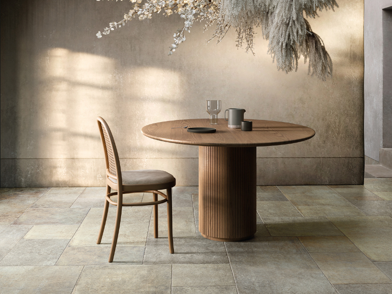 ベージュ系テラコッタ調タイルを使用したシンプルモダンなナチュラルリビングルーム